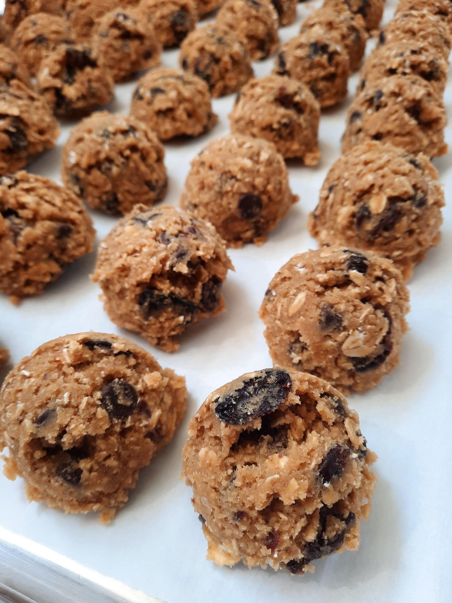Oatmeal Cookies with Bittersweet Chocolate Chips & Dried Cherries - Take & Bake (6 portions)